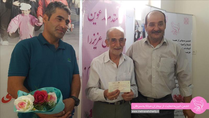 آقای حسین سلطانی، شهروند میانه‌ای برنده برنامه دورهمی چک اهدایی خود به مبلغ 10 میلیون تومان را به مهرانه تحویل دادند.