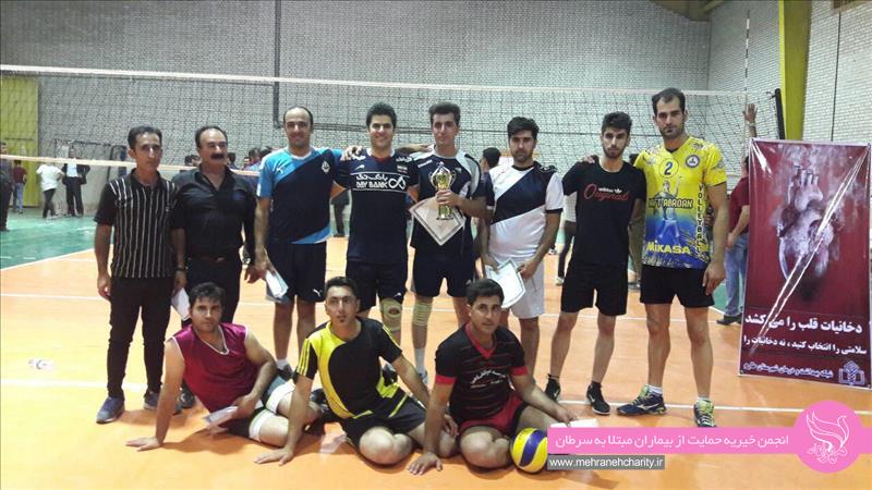کاپ قهرمانی و جوائز نقدی والیبالیست‌های شرکت‌کننده در مسابقات جام رمضان شهرستان طارم به مهرانه اهداء شد