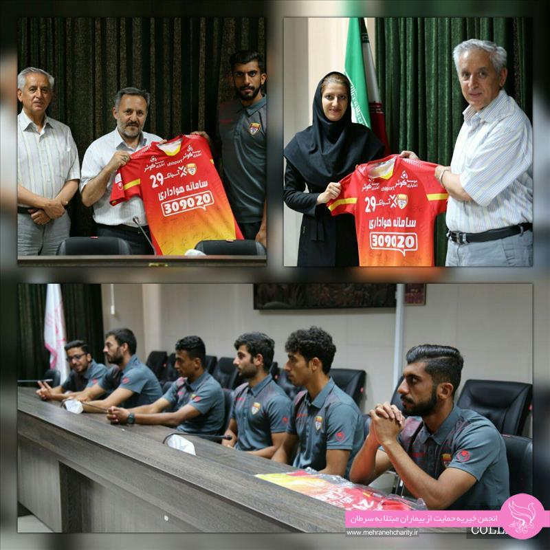 اهدای پیراهن امضا شده توسط اعضای تیم فوتبال باشگاه فولاد خوزستان به انجمن مهرانه
